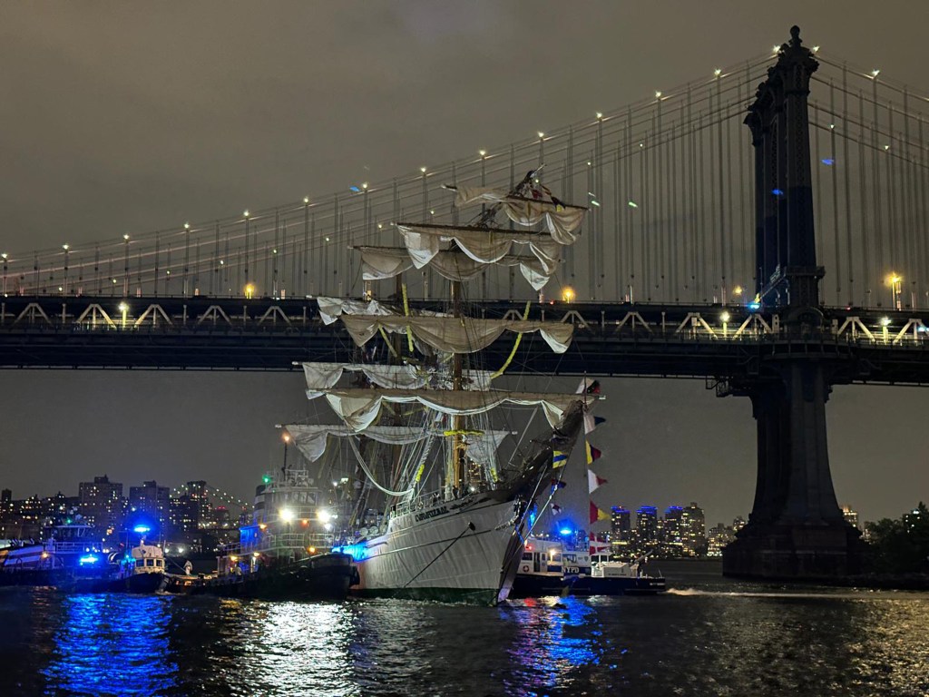 Mexican boat hits Brooklyn Bridge