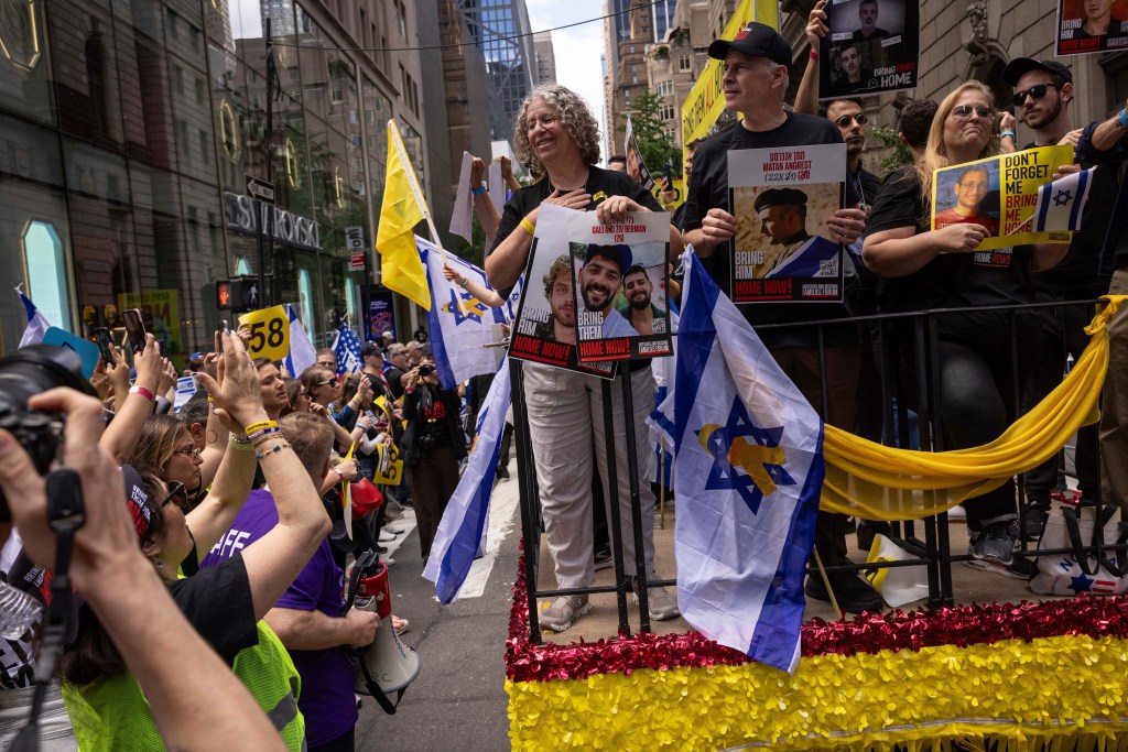 Keith and Aviva Siegel look on to the crowd cheering them on as they recounted the horrors of captivity under Hamas.