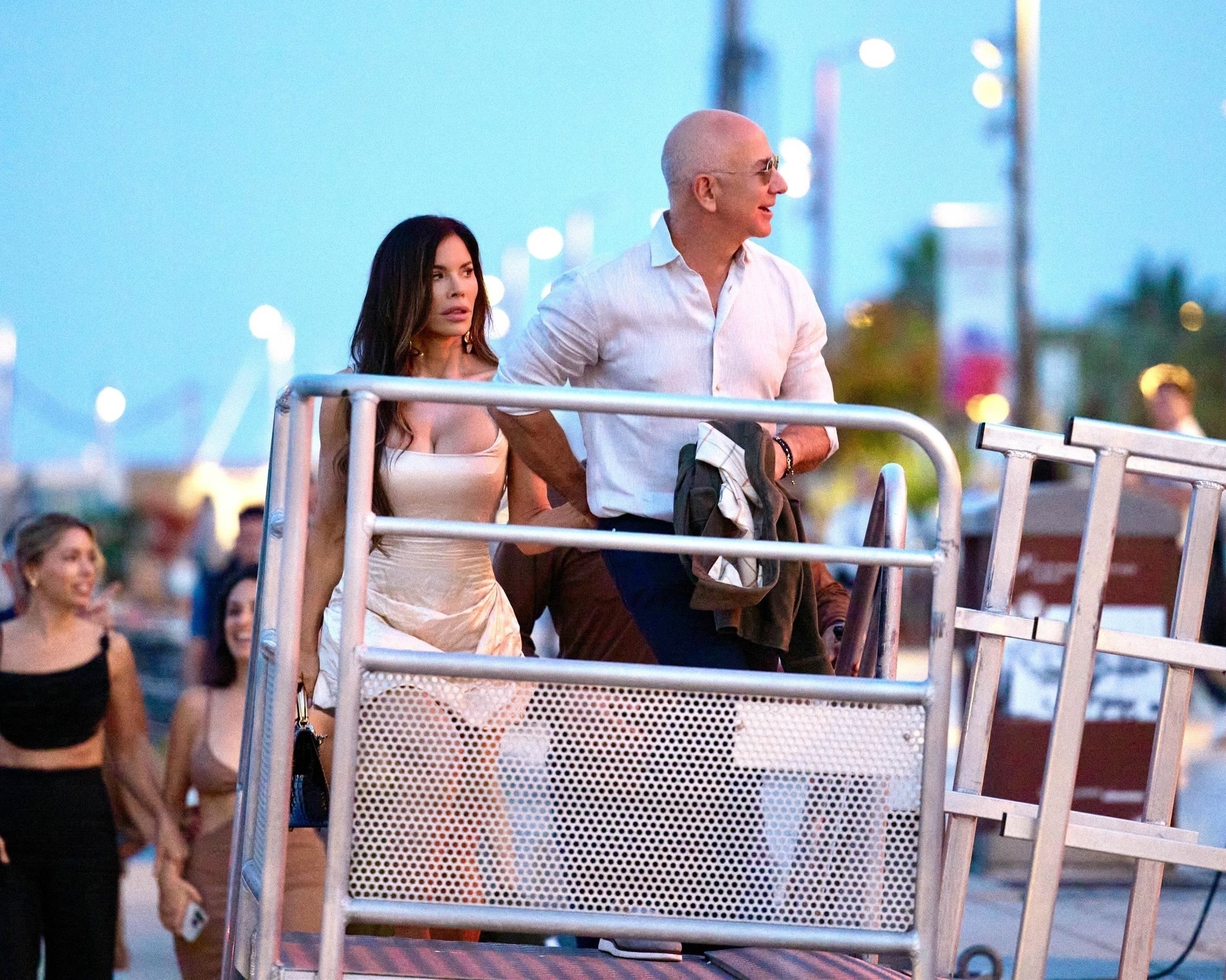 Jeff Bezos and Lauren Sánchez heading to dinner