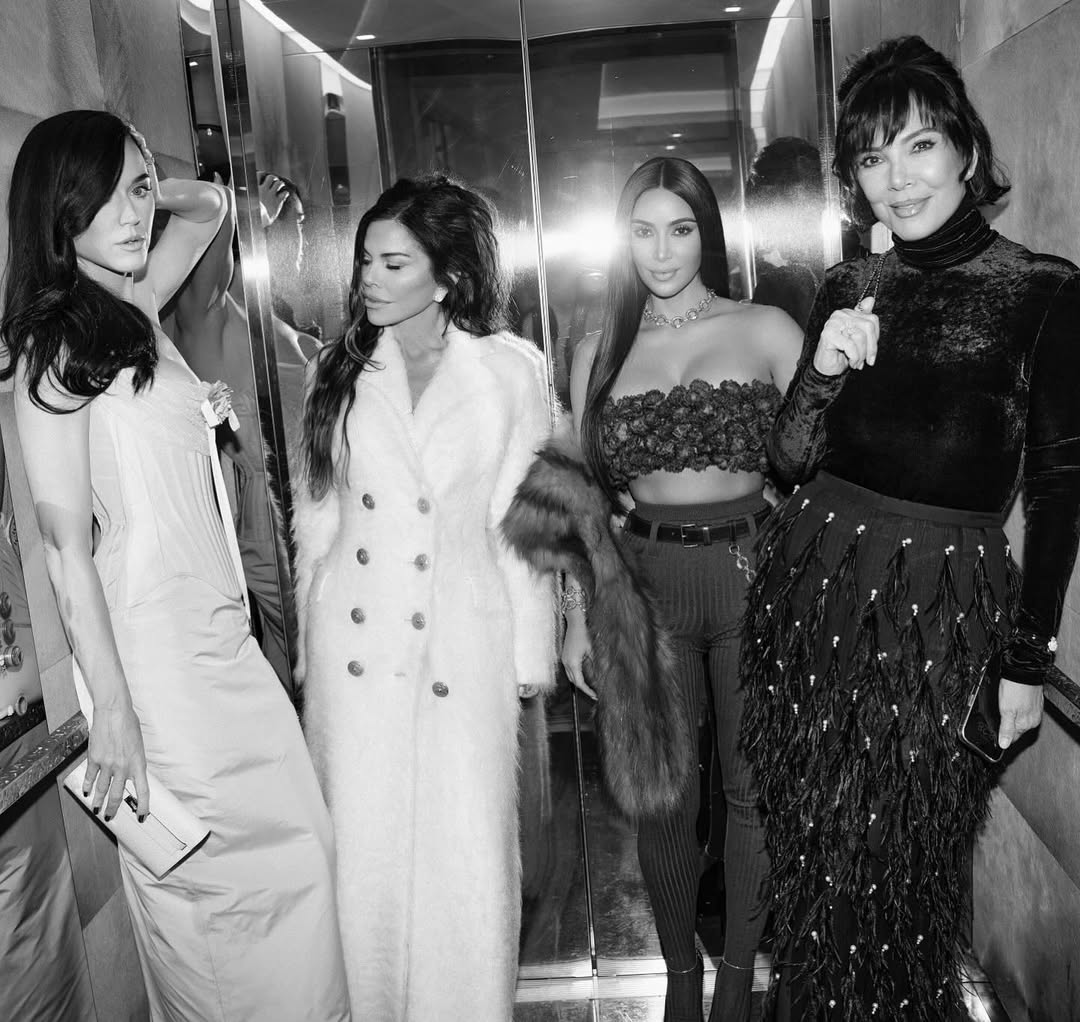 Lauren Sánchez, Katy perry, Kim Kardashian and Kris Jenner in an elevator