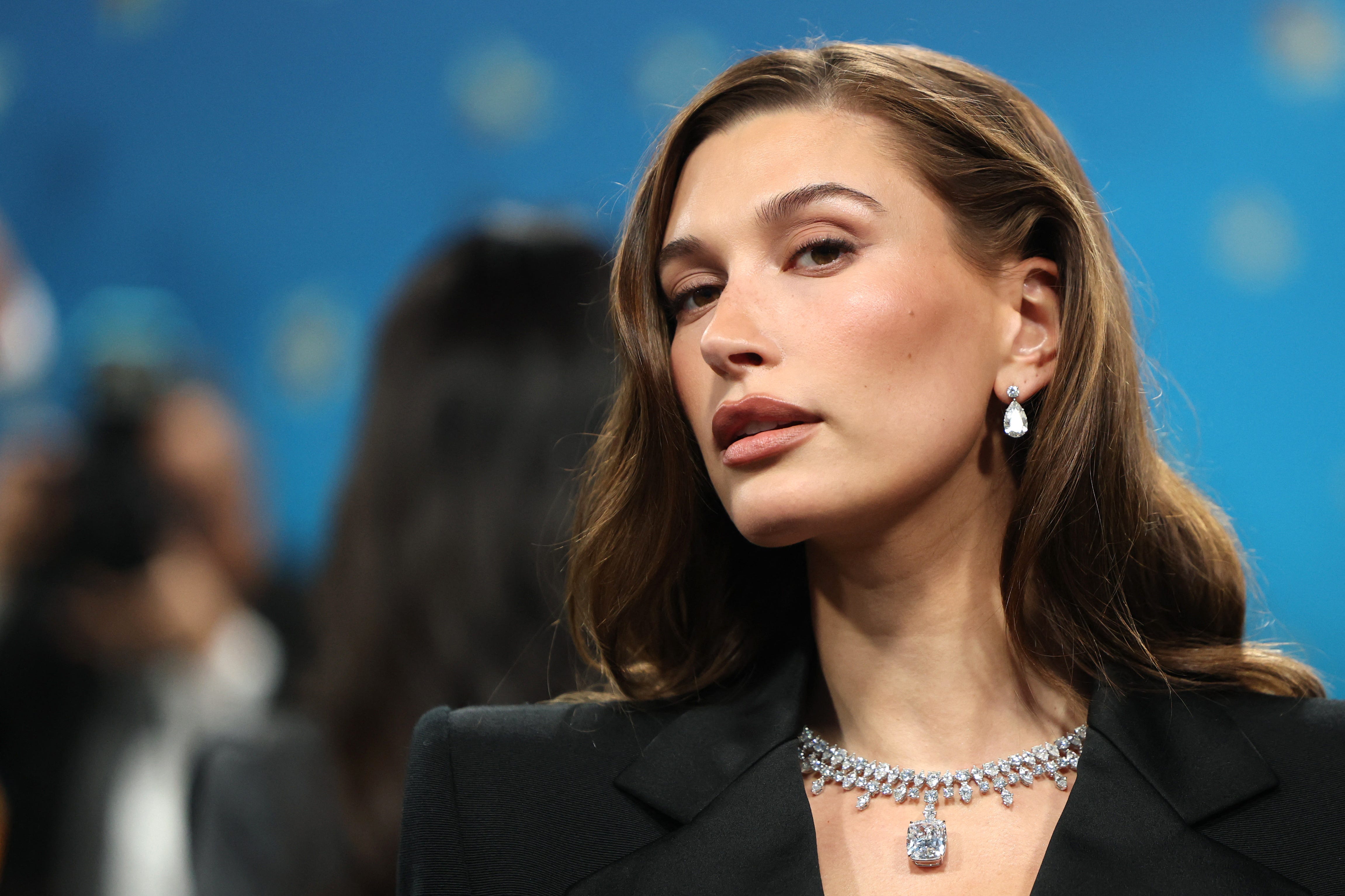 Close up of Hailey Bieber on red carpet