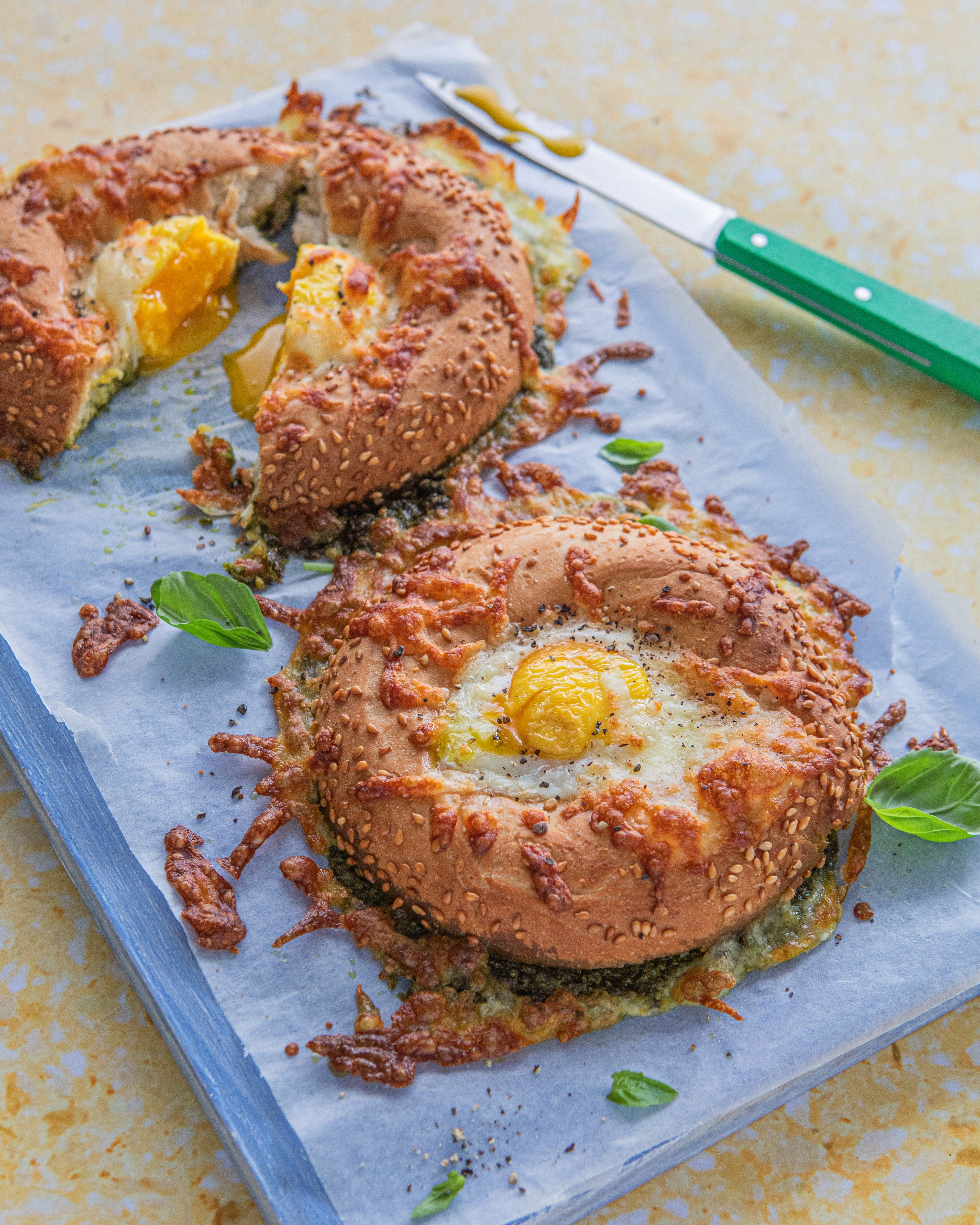 Pesto egg bagels