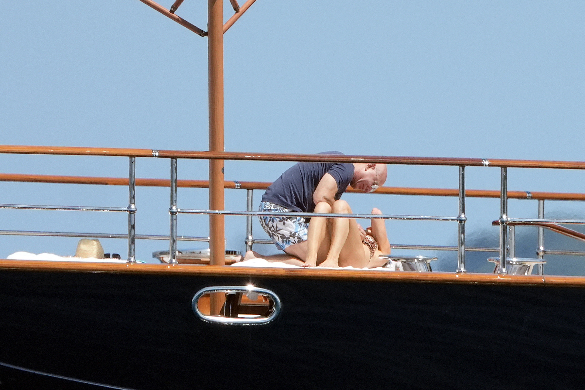 Jeff Bezos and Lauren Sánchez flirt on a boat. 