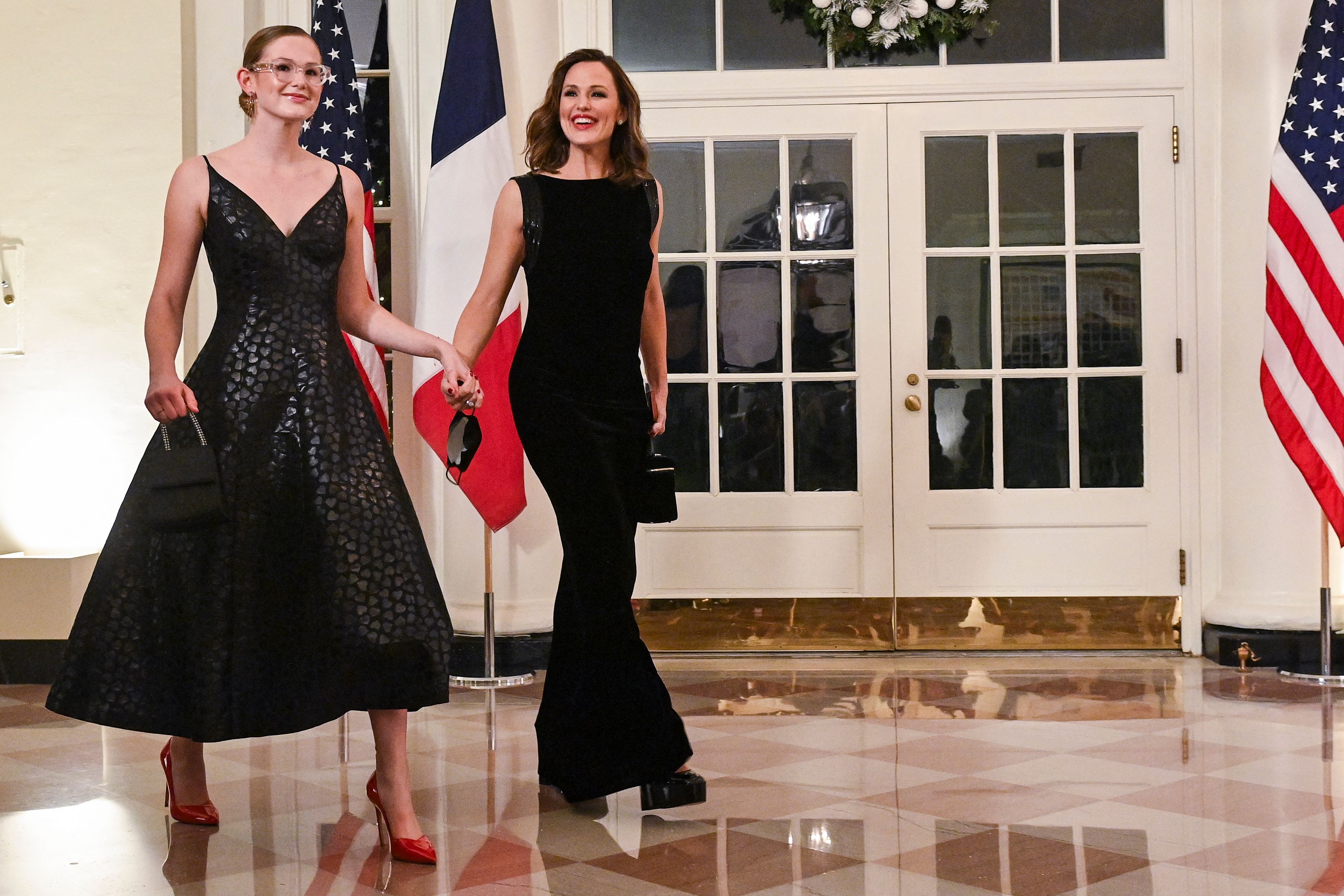 Jennifer Garner and her daughter Violet Affleck arrive at the White House to attend a state dinner.