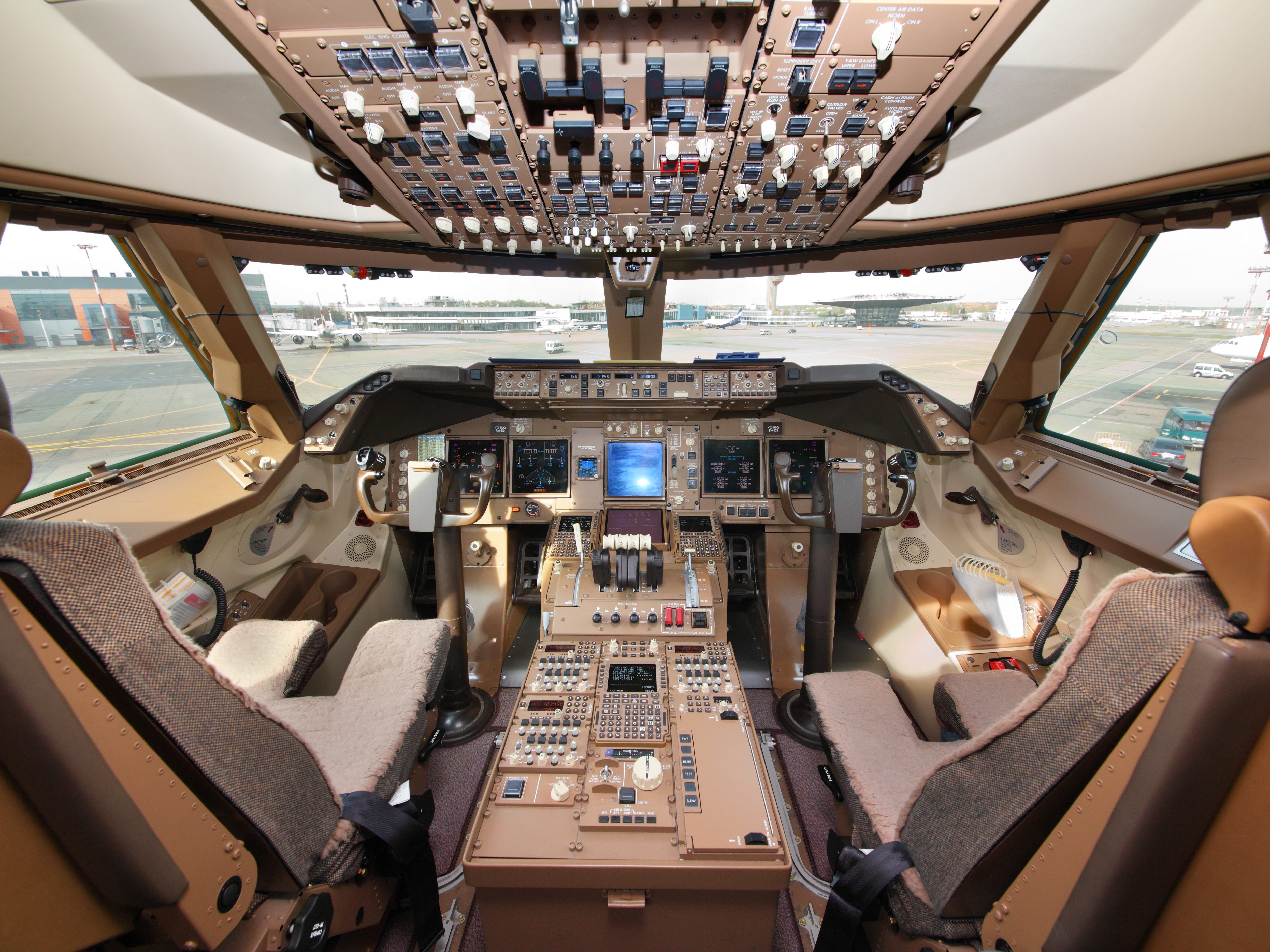 Boeing 747-8i Cockpit