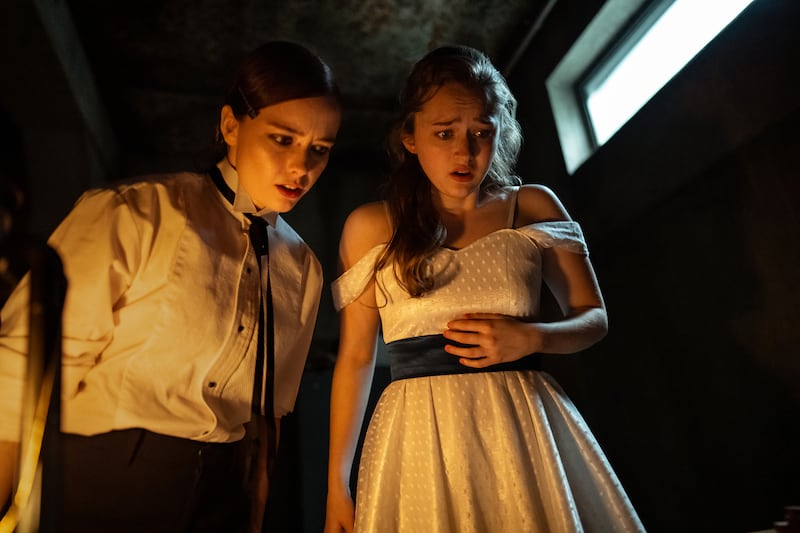 Suzanna Son and India Fowler in Fear Street: Prom Queen.