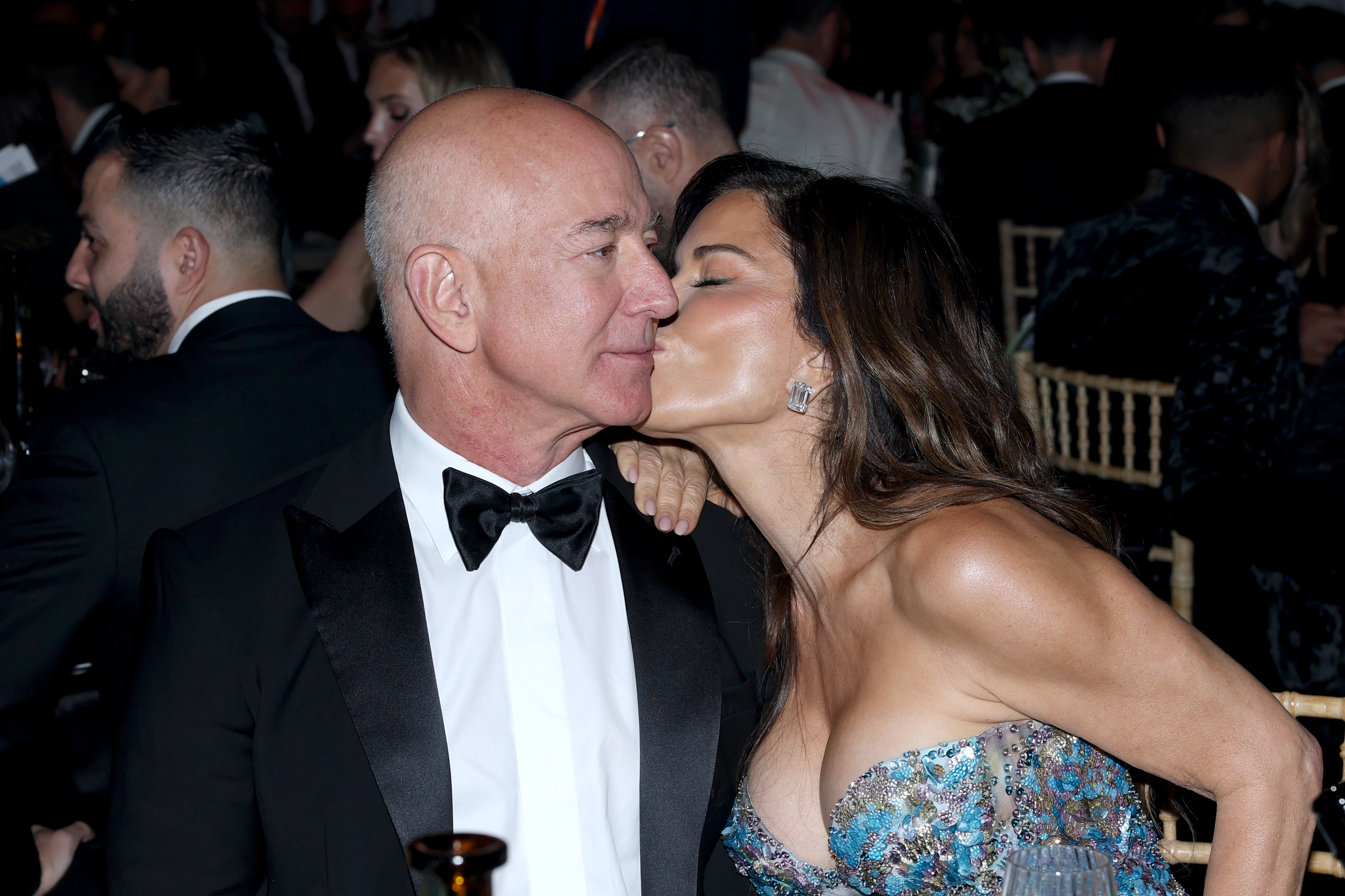  Lauren Sánchez kisses Jeff Bezos on the cheek. 