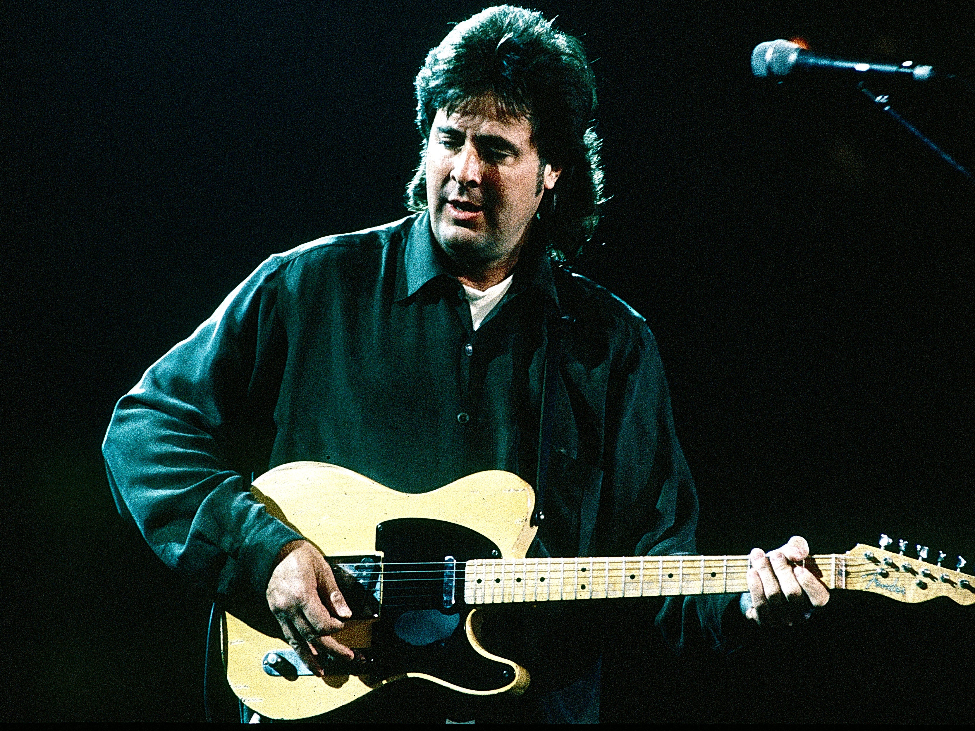 Singer/Songwriter Vince Gill performs at The OMNI Coliseum in Atlanta Georgia October 01, 1999