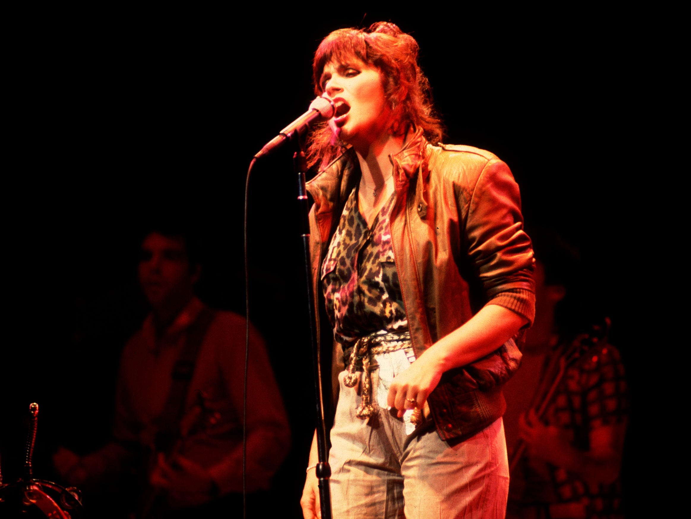 American singer Linda Ronstadt performs on stage at the Poplar Creek Music Theater in Hoffman Estates, Illinois, July 26, 1981.