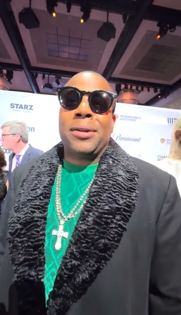 Kenan Thompson on a red carpet.