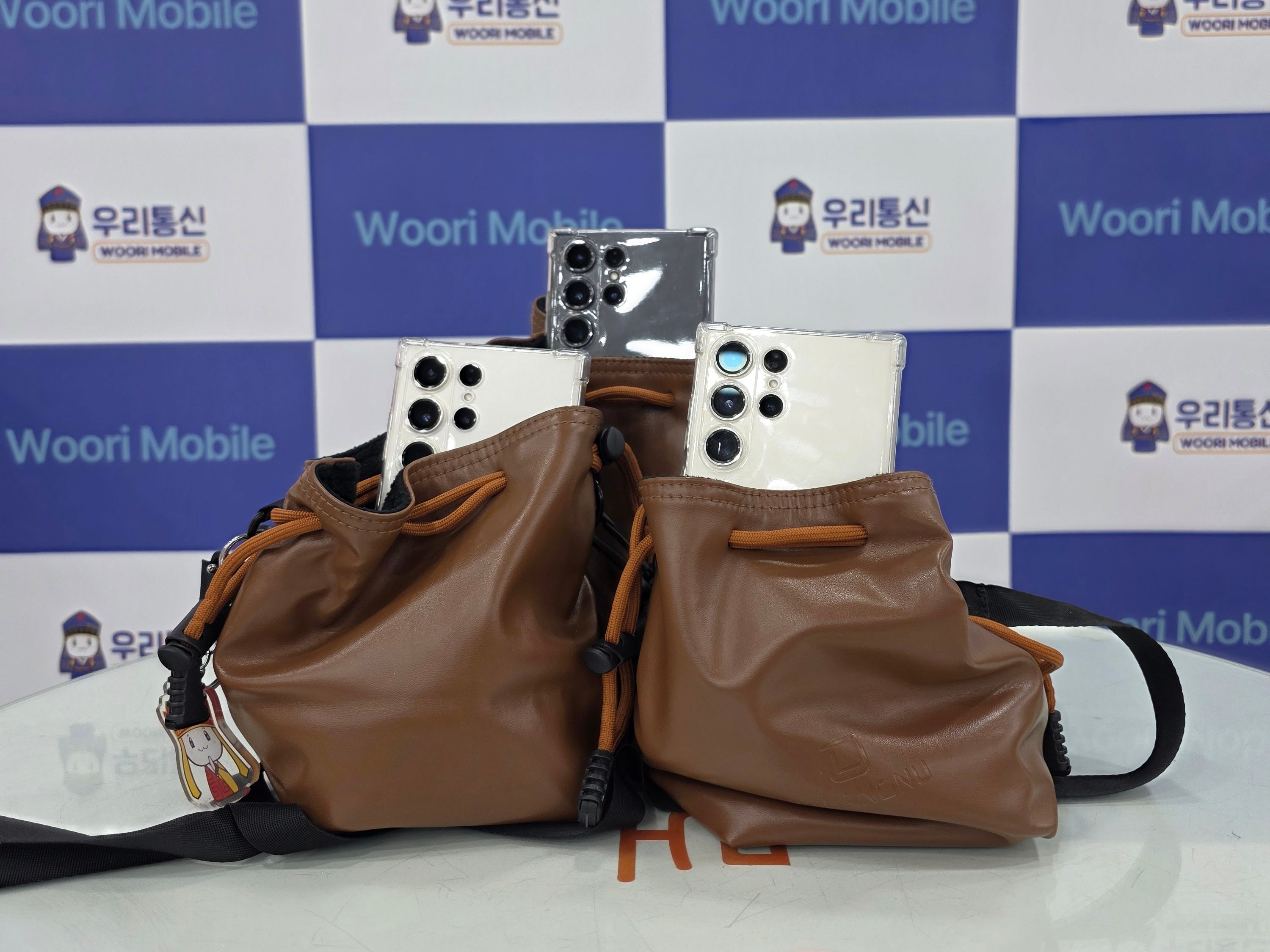 Woori Mobile, a South Korean telecommunications company, offers day rentals of Samsung phones, which come in handy pouches.