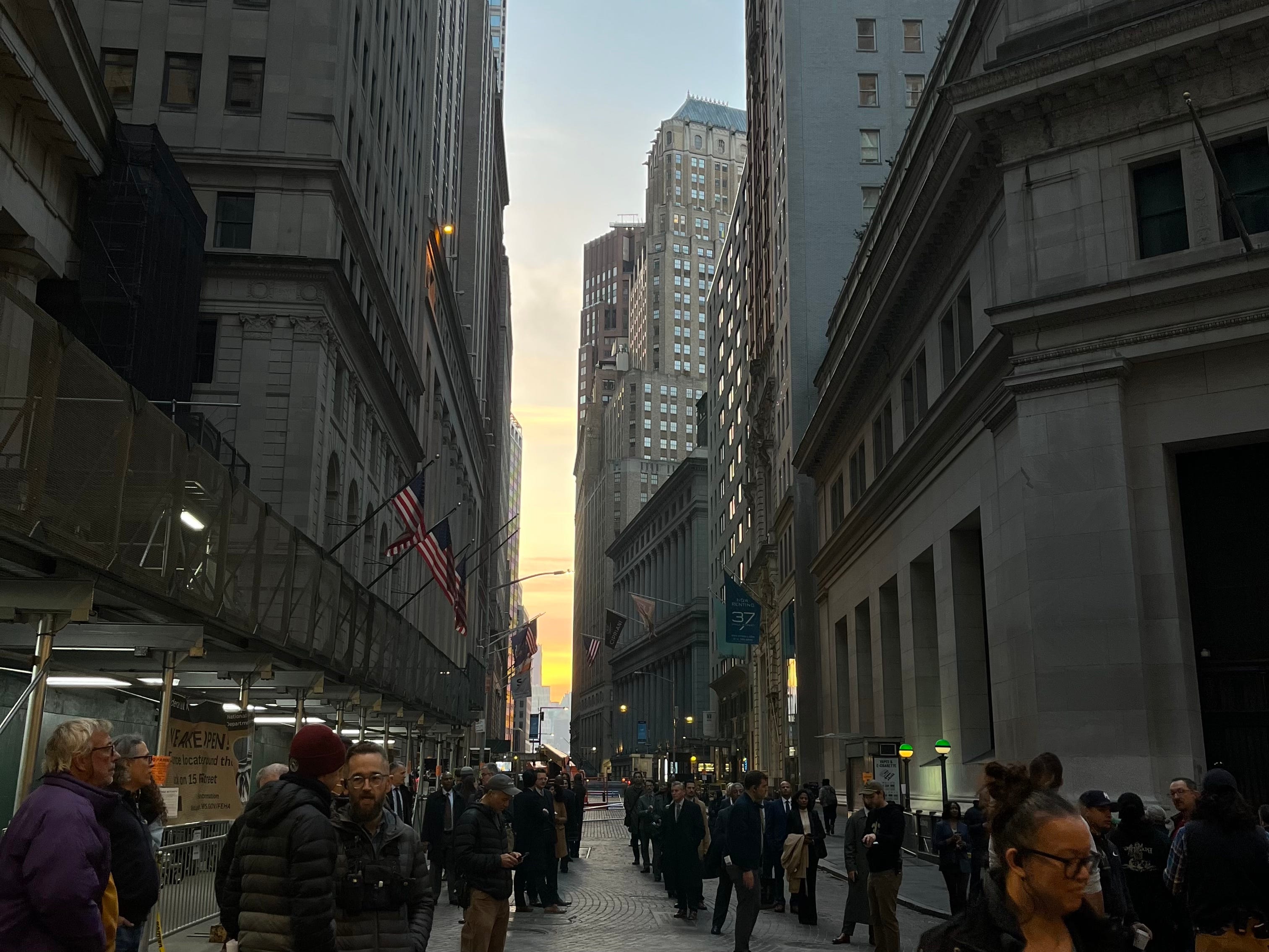 A street full of people in FiDi in front of the New York Stock Exchange building
