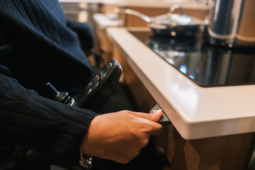 Adjusting sink height