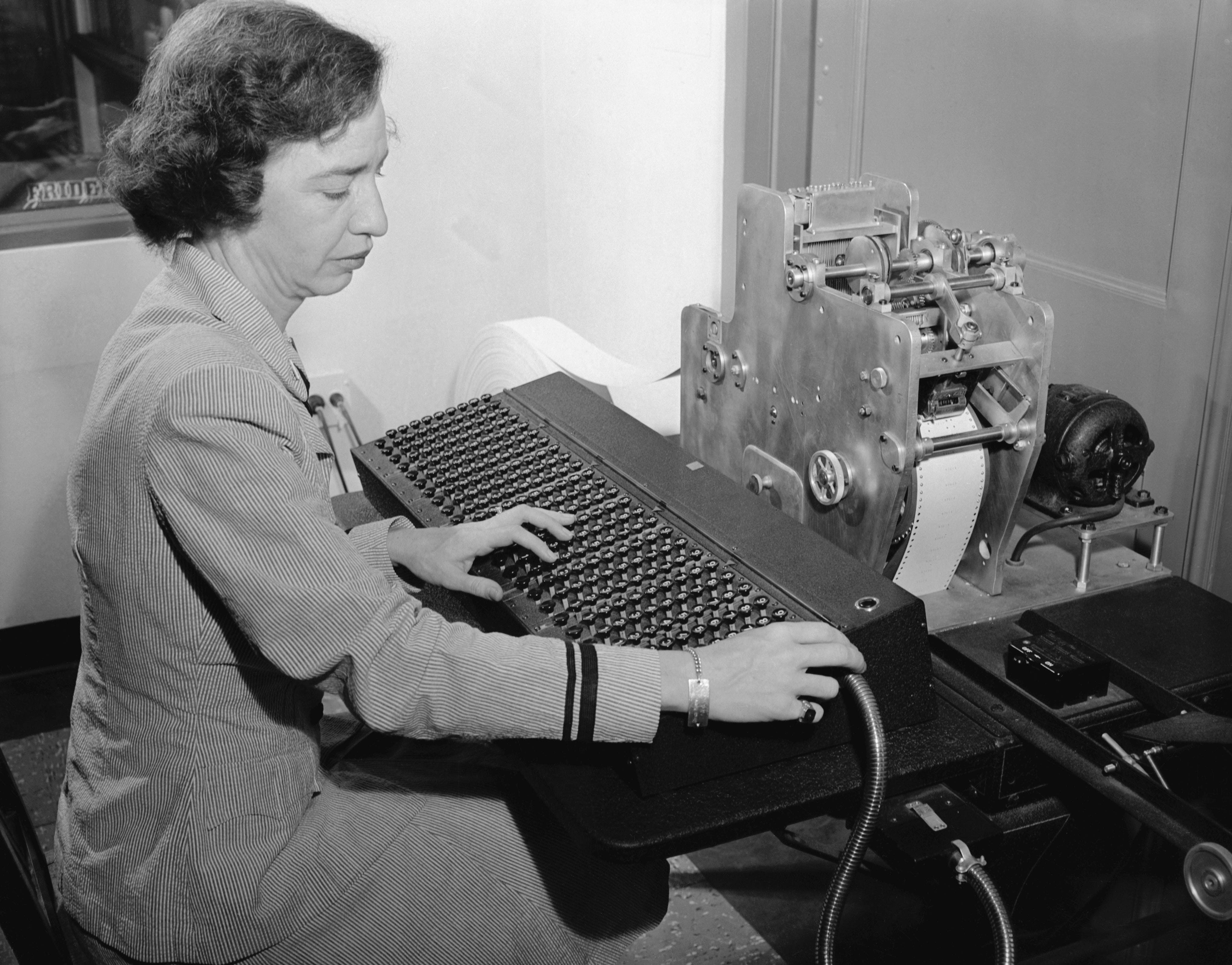 grace hopper using an early computer