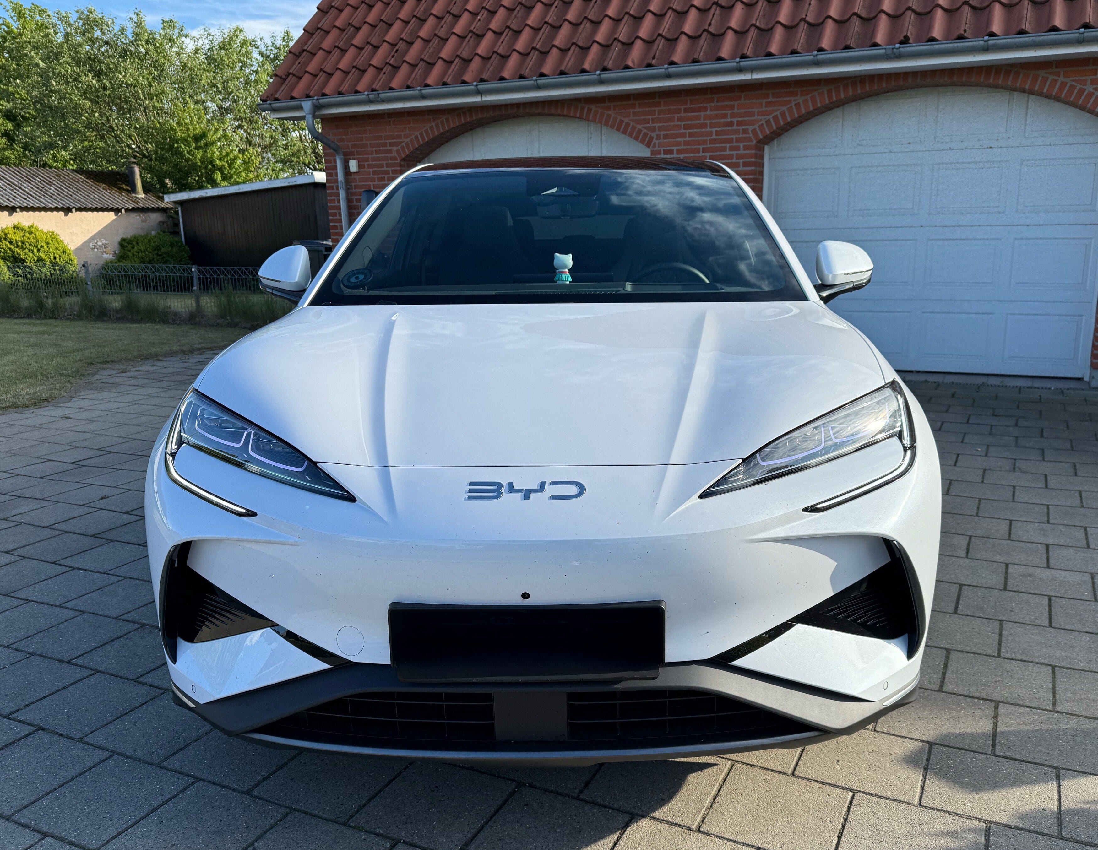 A front-on image of a BYD Sealion 7.