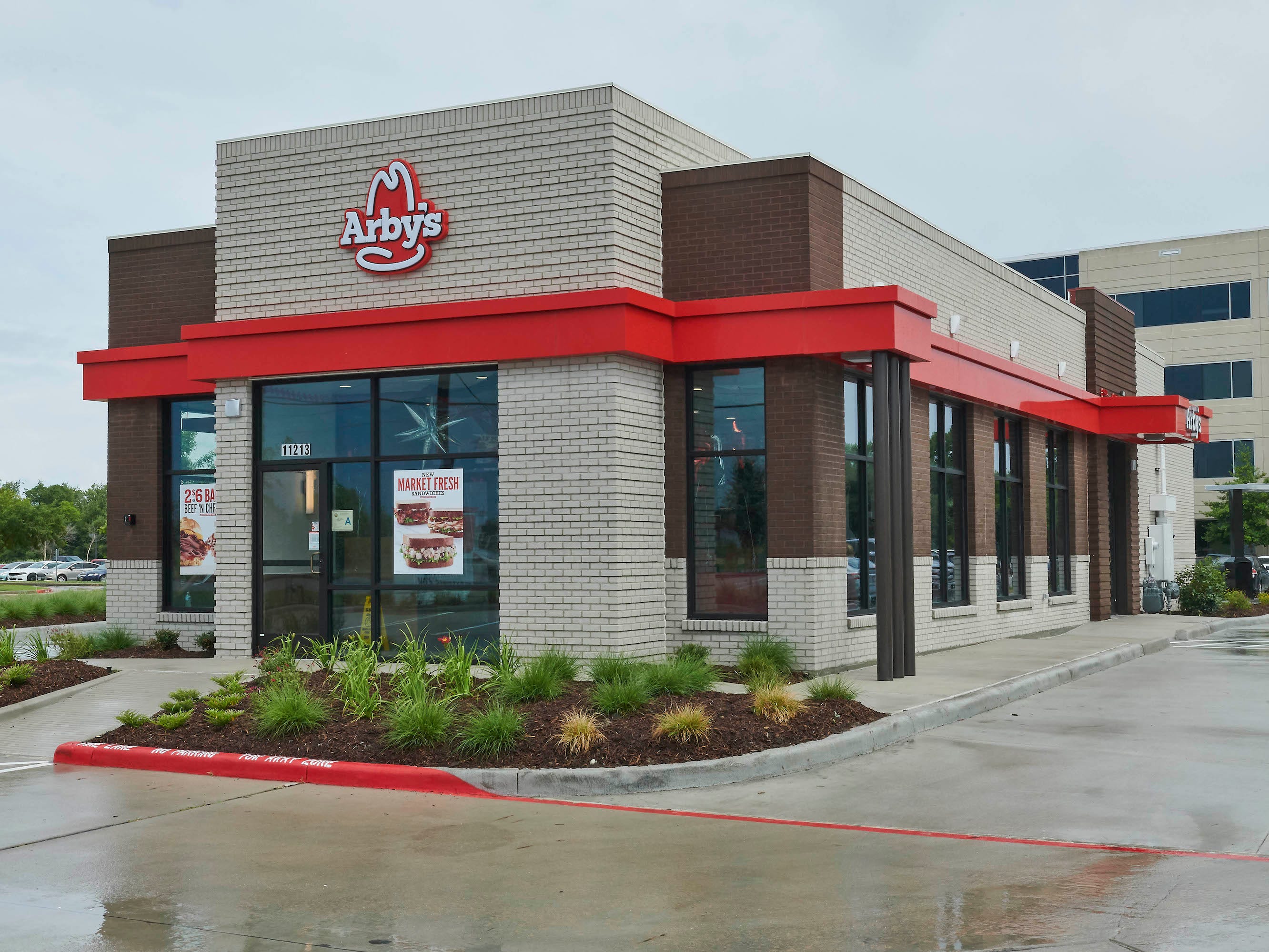 The outside of an Arby's franchise.