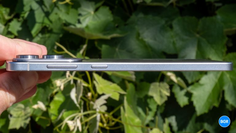 Holding the Samsung Galaxy S25 Edge.
