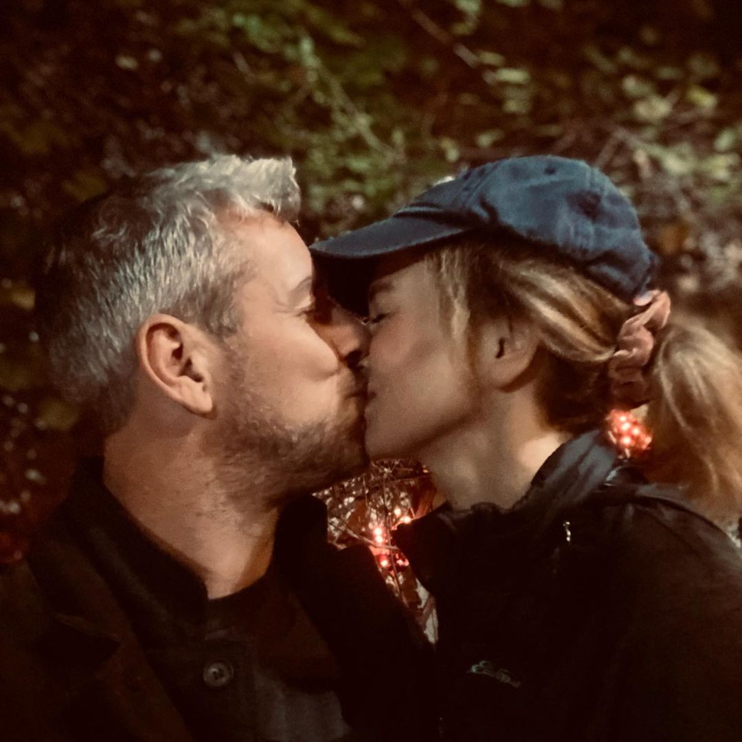 Ant Anstead and Renee Zellweger kissing