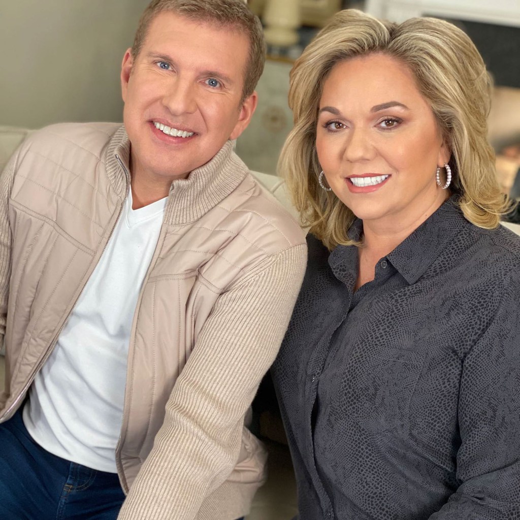 Julie Chrisley and Todd Chrisley pose for a photo.