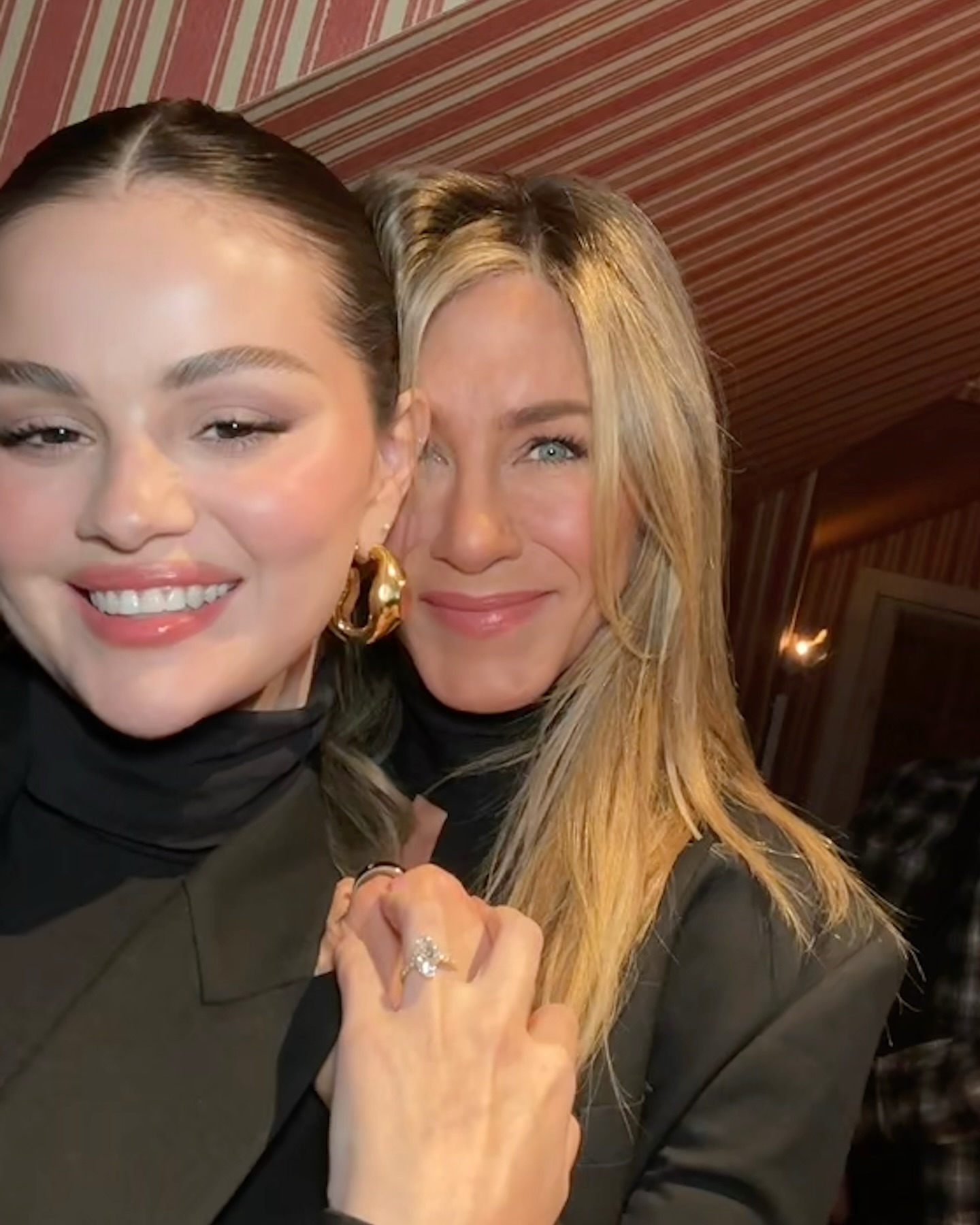 Gal pals Selena Gomez and Jennifer Aniston catch up at dinner.
