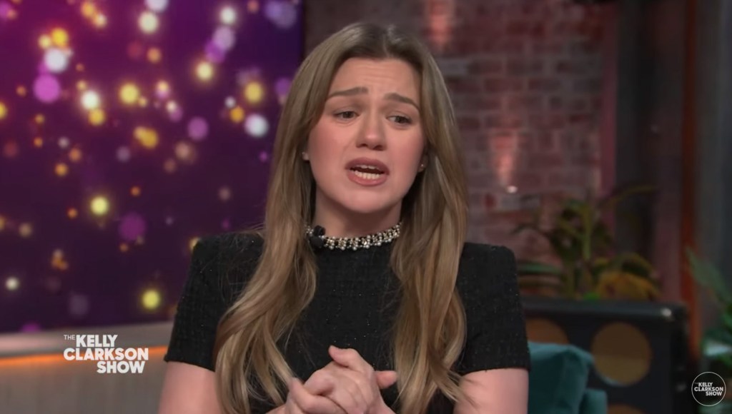 Kelly Clarkson is wearing a black top.