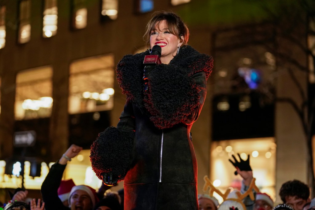 Kelly Clarkson in a Clarke velvet coat with fur sleeves and collar.