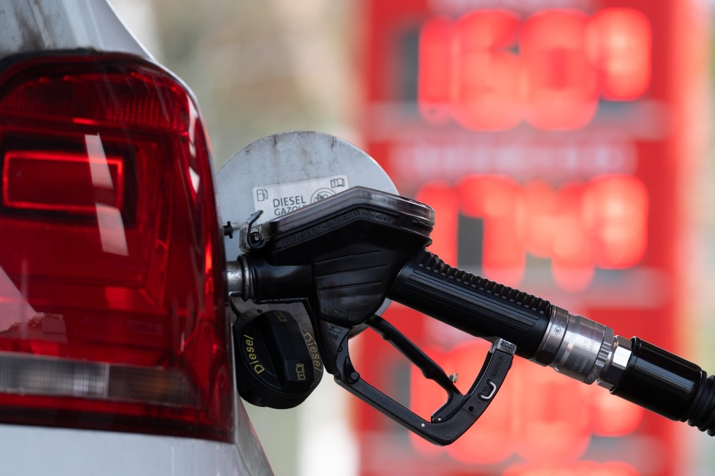  hold-open clips on gas nozzle