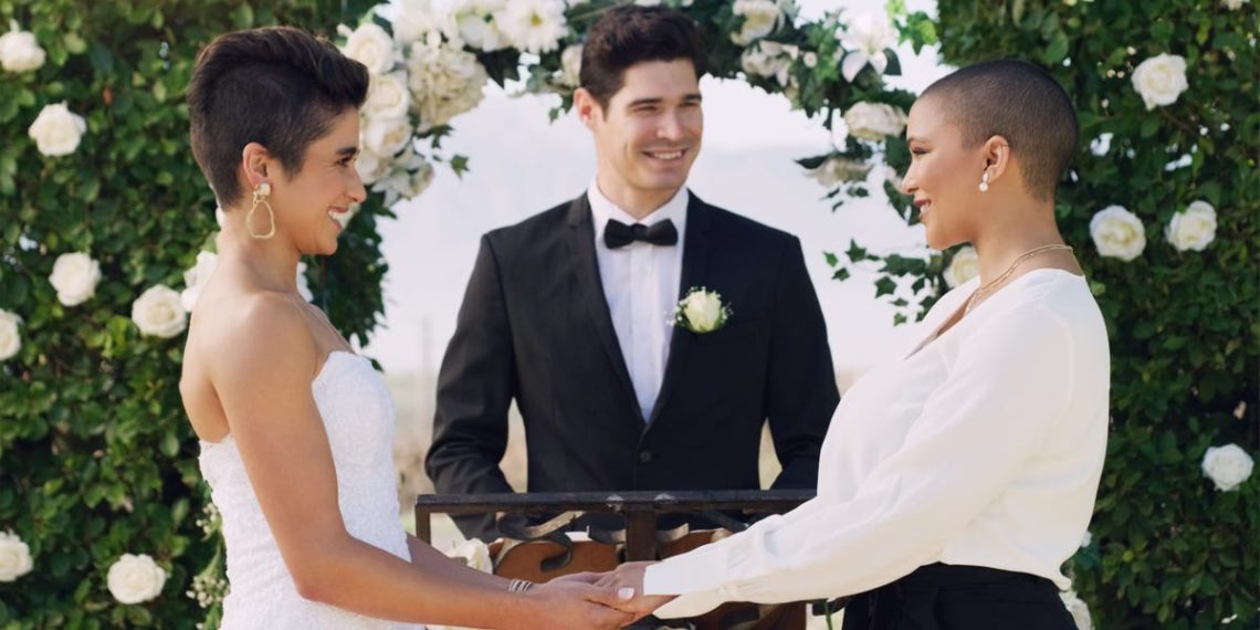 I’m a professional wedding planner. Here’s what everyone forgets to do in the 30 days before their wedding.