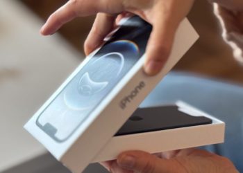 How much would a made-in-USA iPhone cost? A Wall Street analyst says it could be $3,500