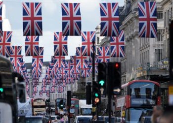 I was born and raised in London. Here are the 9 biggest mistakes I see tourists make.