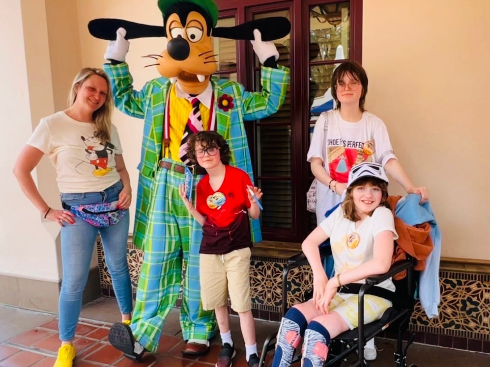 Family posing with Goofy