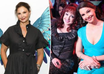 Ashley Judd recalls painful last conversation with mom Naomi as she lay dying in her arms