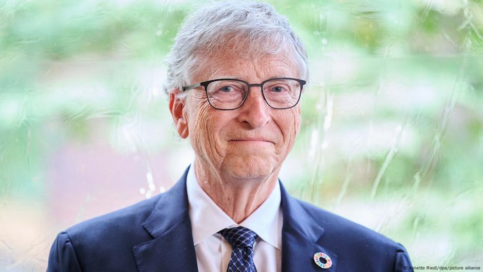 BILL GATES — WHO’S LIKELY DEAD OF OLD AGE BY 2033, ACCORDING TO STATISTICS — PLEDGES TO GIVE AWAY HIS FORTUNE BY 2045! So, clueless news sites now praise his ‘generosity’ 🤡