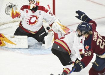 Catherine Dubois scores in 4th OT to lift Victoire over Charge 3-2 for first playoff victory