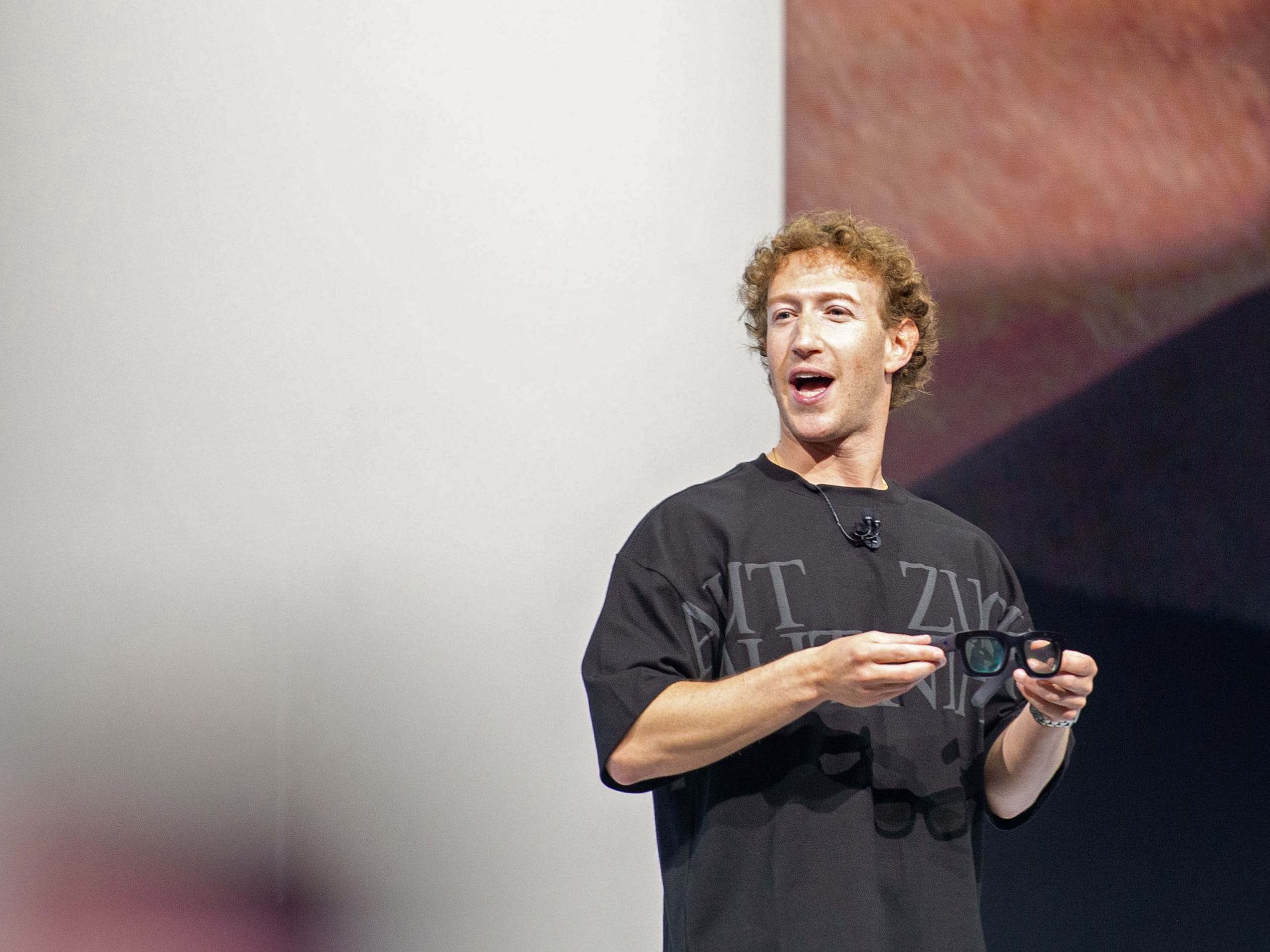 At the Meta Connect developer conference, Mark Zuckerberg, head of the Facebook group Meta, shows the prototype of computer glasses that can display digital objects in transparent lenses.
