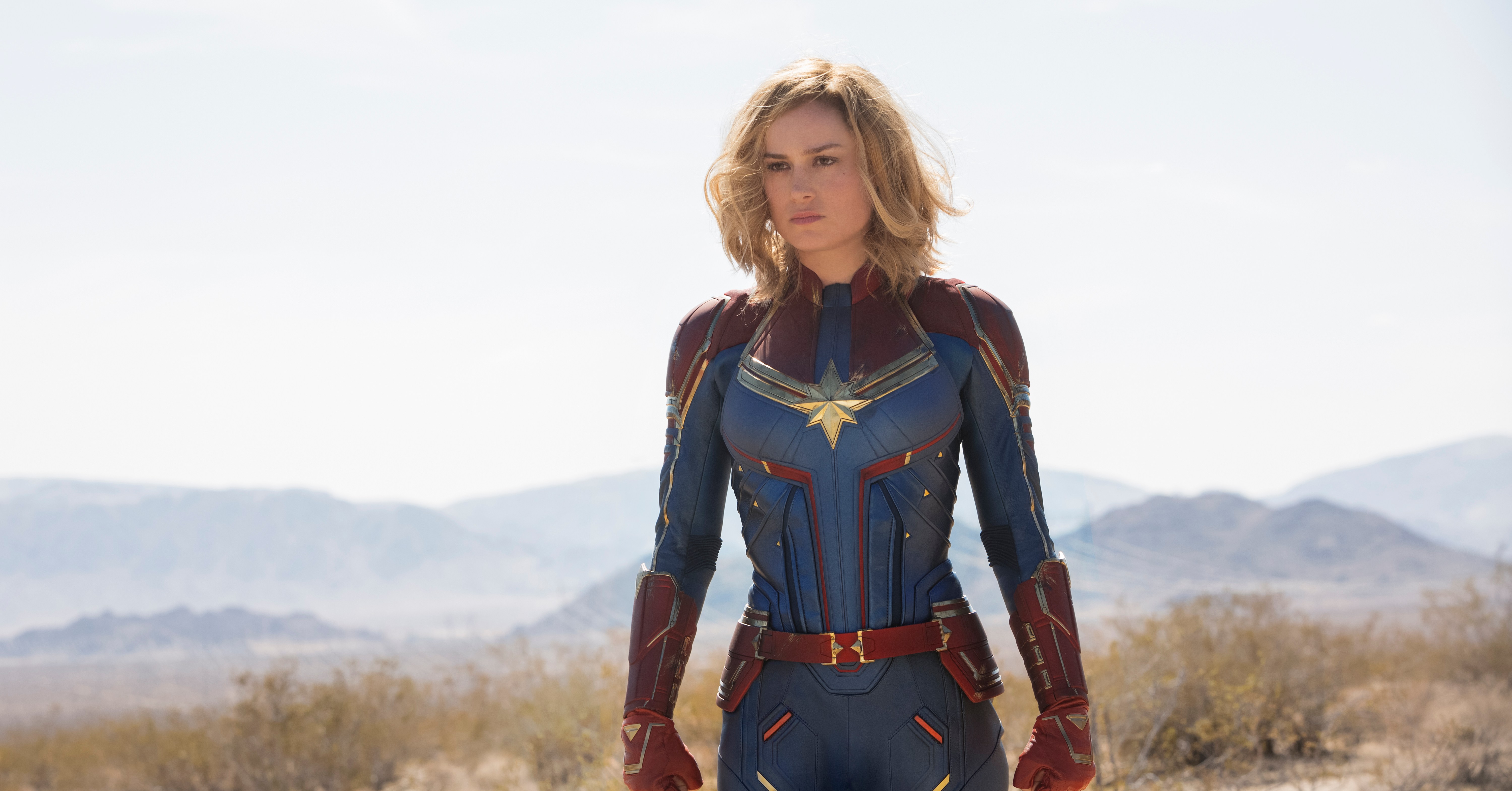 captain marvel (brie larson) in the desert
