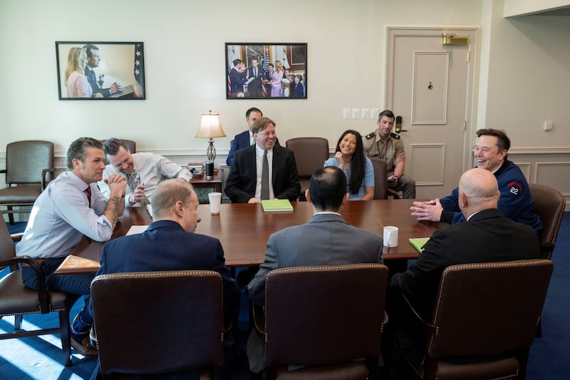 U.S. Secretary of Defense Pete Hegseth welcomes Elon Musk as a visitor to the Pentagon in Arlington, Virginia, U.S. March 21, 2025. DOD/U.S. Air Force Senior Airman Madelyn Keech/Handout via REUTERS.   THIS IMAGE HAS BEEN SUPPLIED BY A THIRD PARTY     TPX IMAGES OF THE DAY