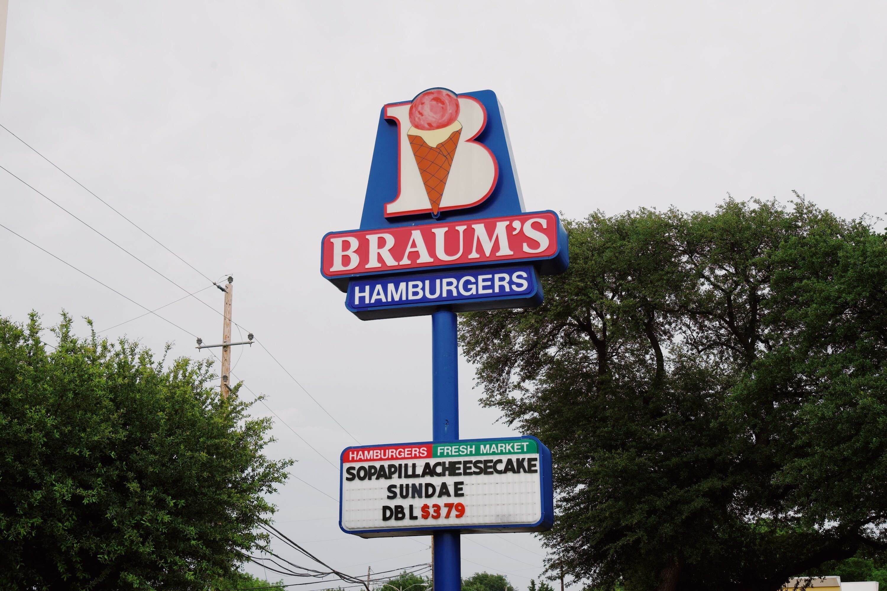 A Braum's icecream store sign.