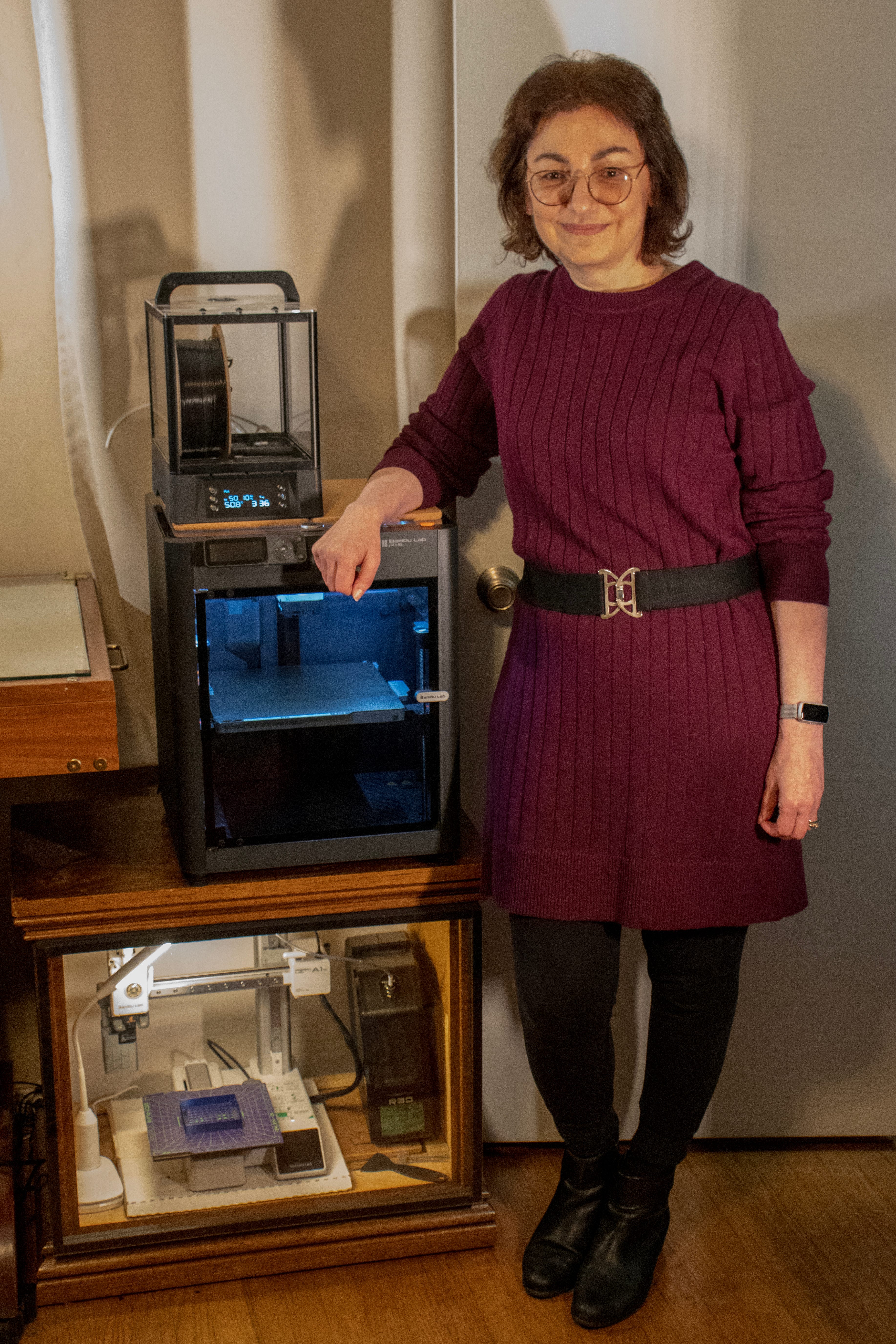 Inna Tysoe standing next to a 3D printer