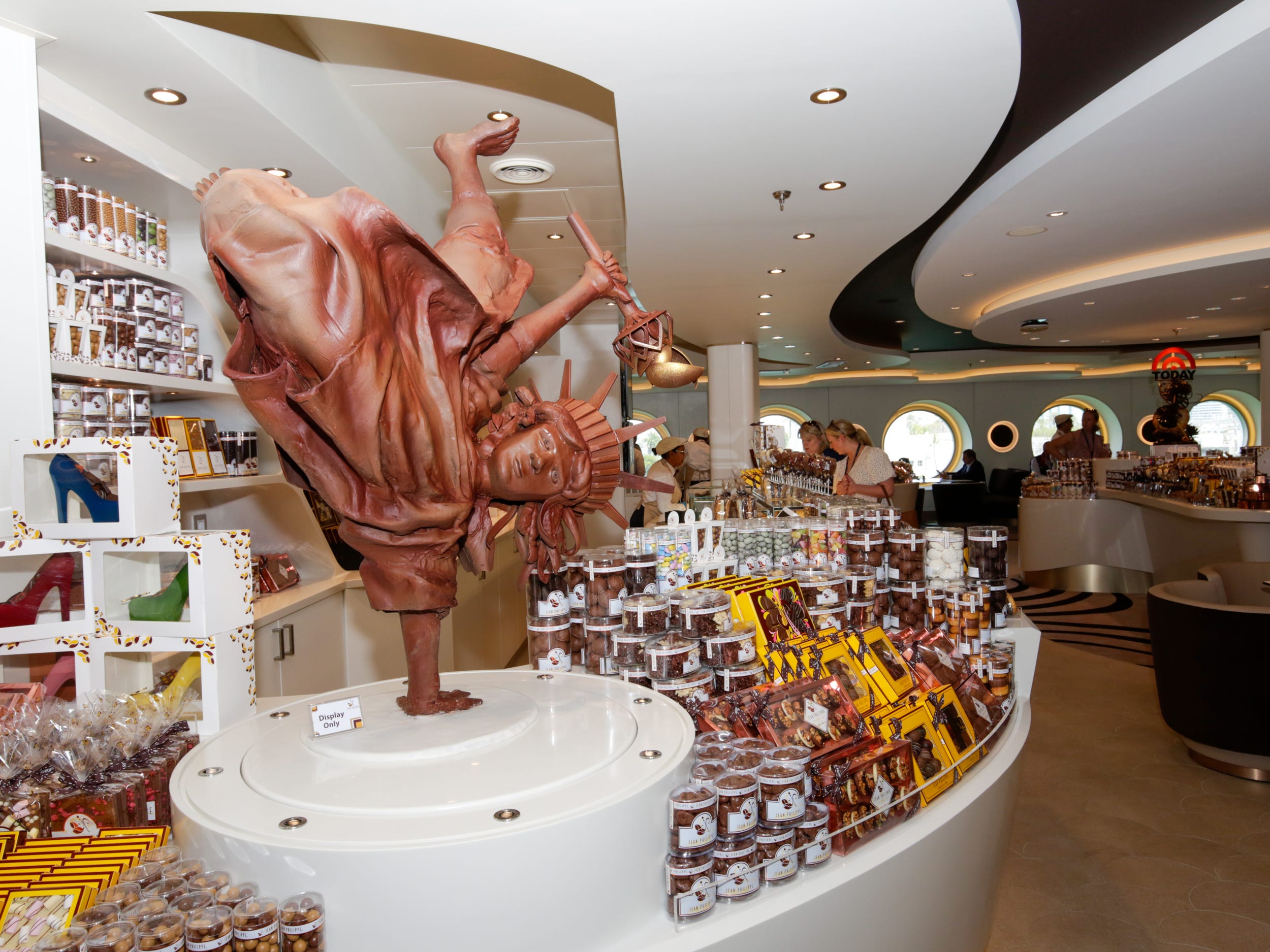 chocolate dancing statue of liberty on MSC World America