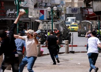 Israeli forces raid foreign exchange shops in occupied West Bank; one dead