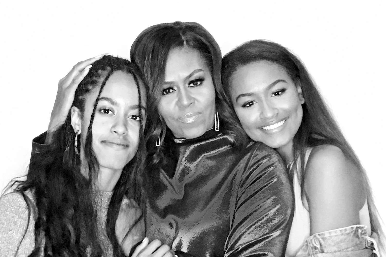 Michelle Obama with her two daugthers