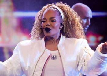 Janet Jackson Takes The Icon Award At The 2025 AMAs: “I Don’t Consider Myself An Icon”