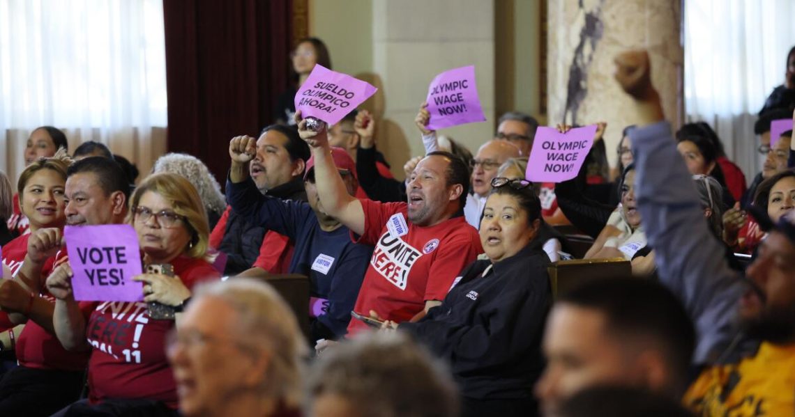 L.A. council backs $30 minimum wage for hotels, despite warnings from tourism industry