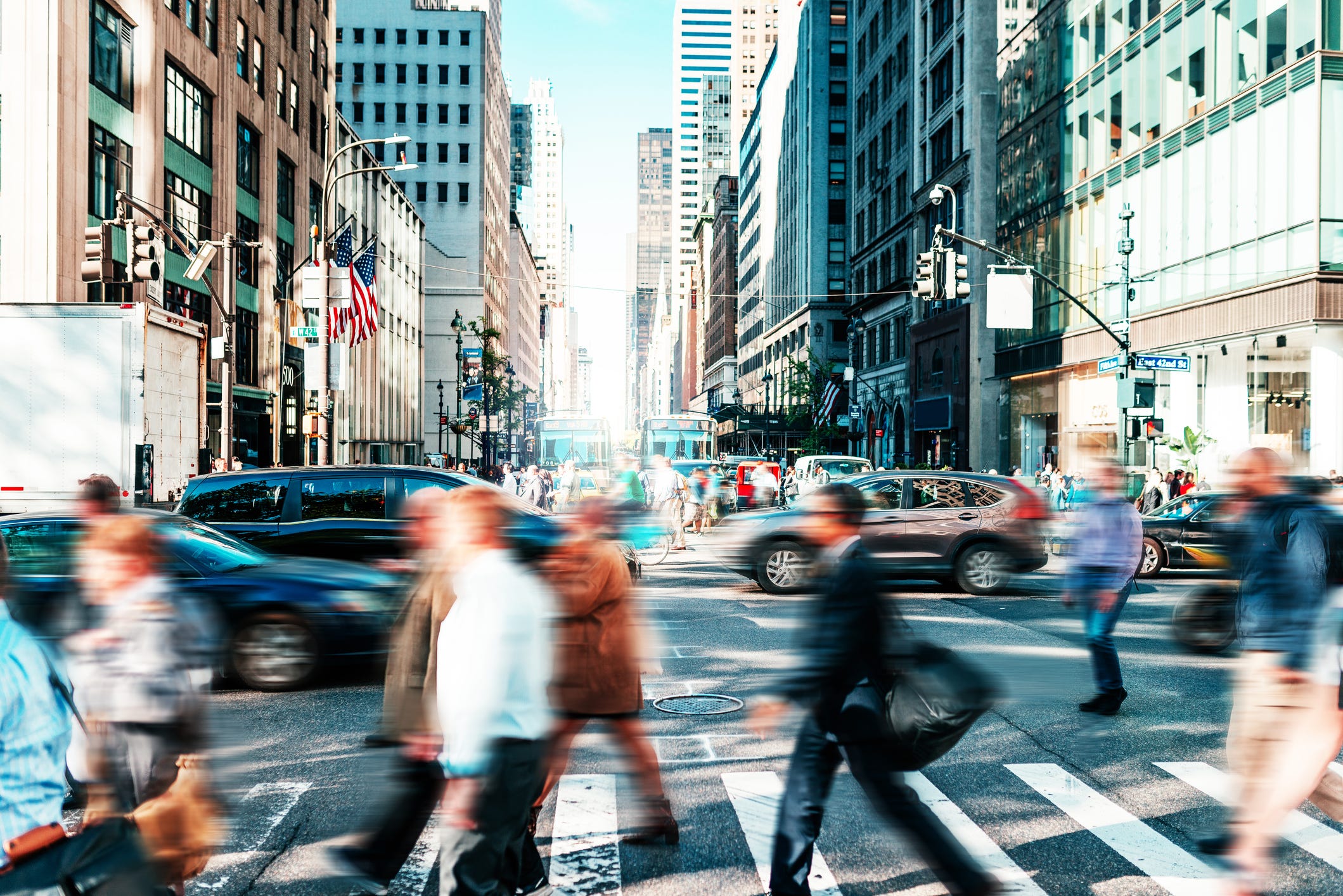 commuters crossing the street in Manhattan