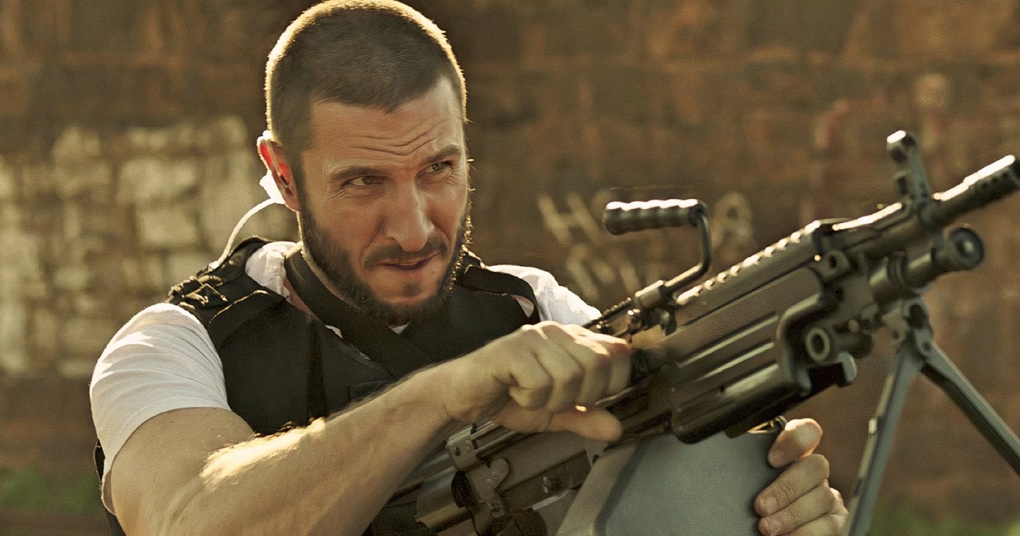 Ray (Pablo Schreiber) pumping the reload on an assault rifle in Den of Thieves