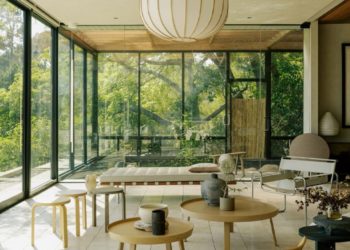 OWIU Design Transforms Ray Kappe’s Glass Ridge House Into a Tranquil Retreat