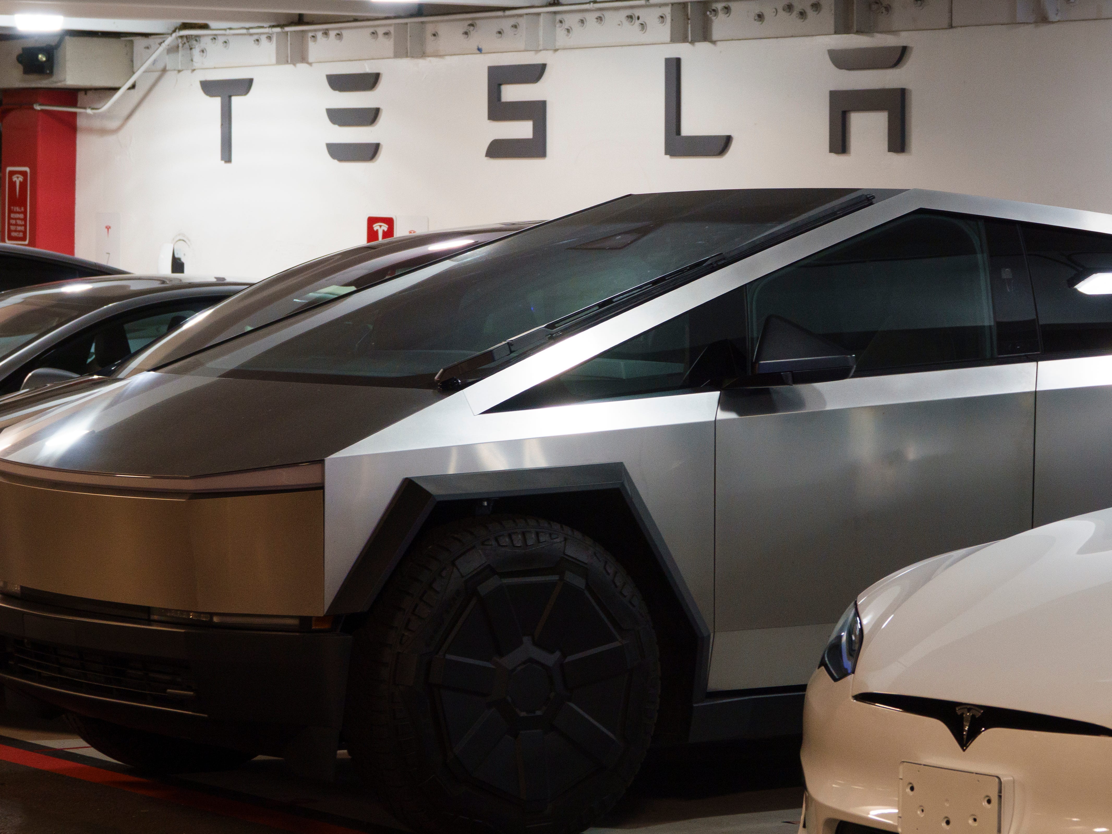 Cybertruck next to Tesla