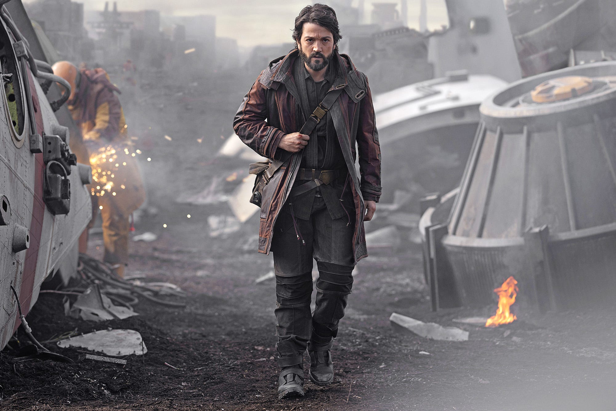 Diego Luna walking