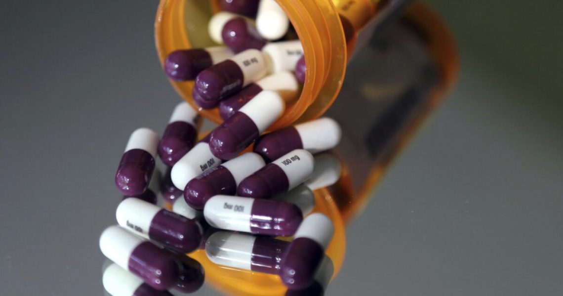 Trump firma orden para que empresas reduzcan precios de medicamentos